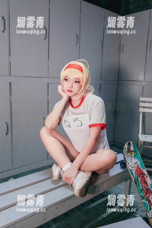 Messie Huang Messie Huang的阿库娅比基尼图集,分享后连你的冰淇淋都得融化了!